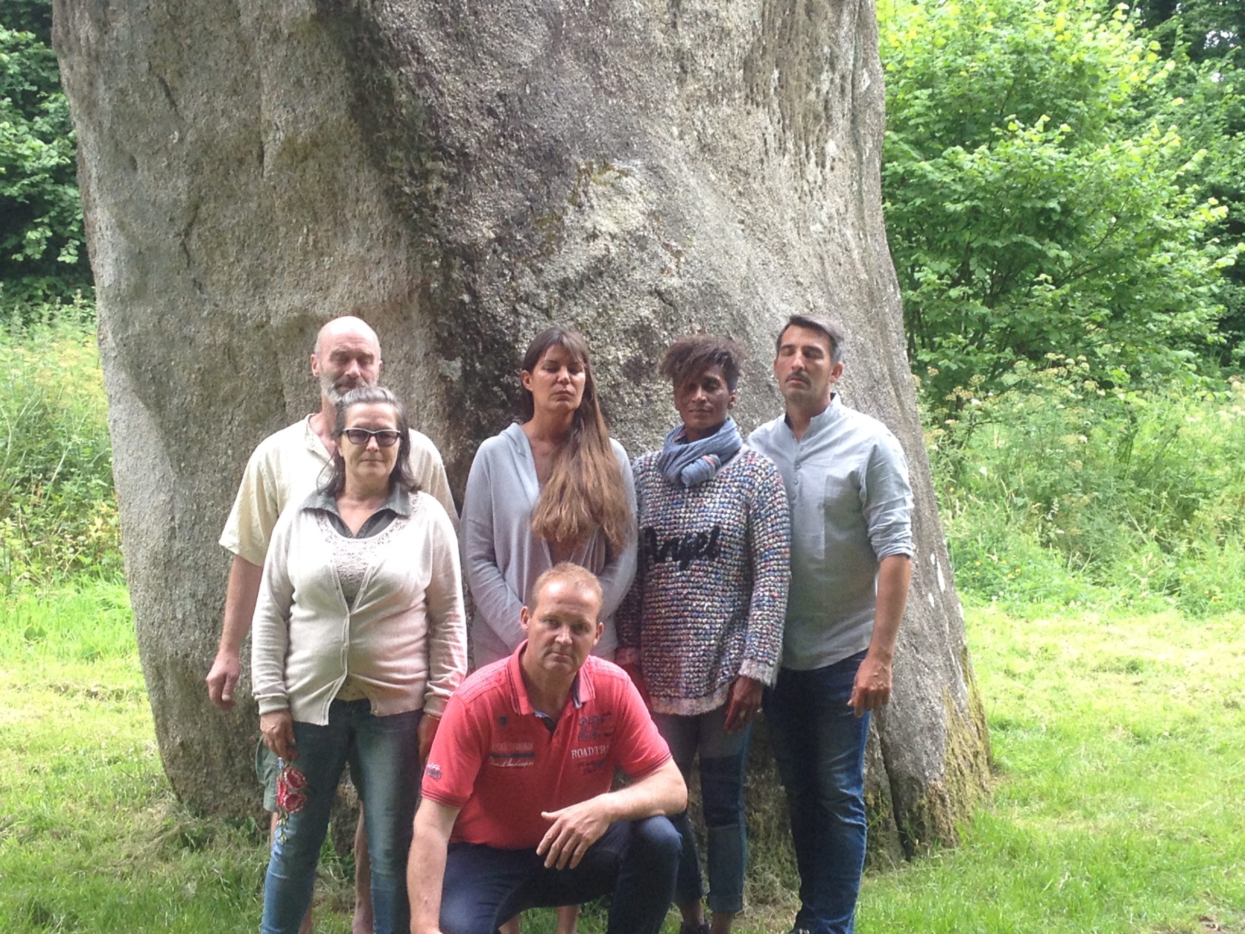 Apprenants posant devant d'un menhir lors de la formation Magnétisme Expert