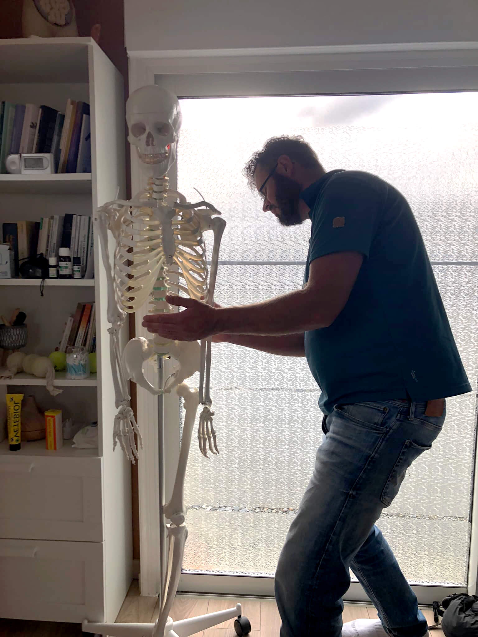 En train d'apprendre avec un squelette anatomique