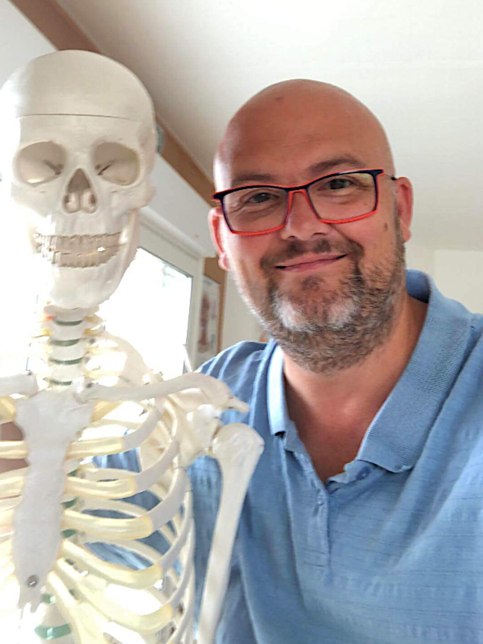 Régis Narabutin avec son squelette dans son cabinet de médecines douces
